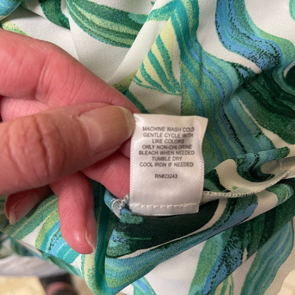 NY&Co 7th Avenue Design Studio Green Leaf Print Women's Top - Picture 5 of 6